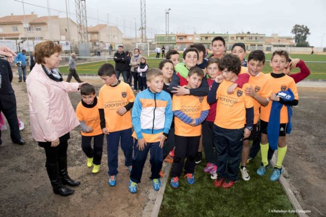 La alcaldesa visitó el campo de césped artificial de Los Belones - 3, Foto 3