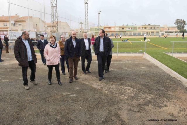 La alcaldesa visitó el campo de césped artificial de Los Belones - 4, Foto 4