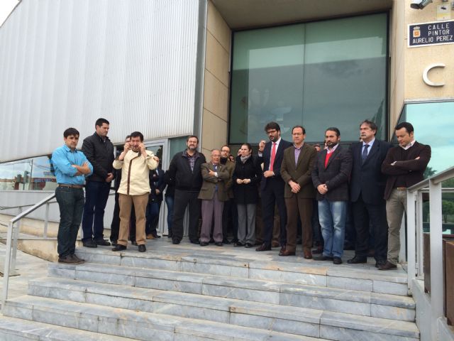 La Corporación municipal guarda un minuto de silencio en memoria de las víctimas del accidente aéreo en los Alpes franceses - 1, Foto 1