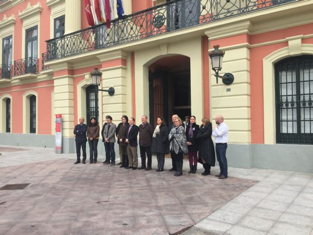 La Corporación municipal guarda un minuto de silencio en memoria de las víctimas del accidente aéreo en los Alpes franceses - 2, Foto 2