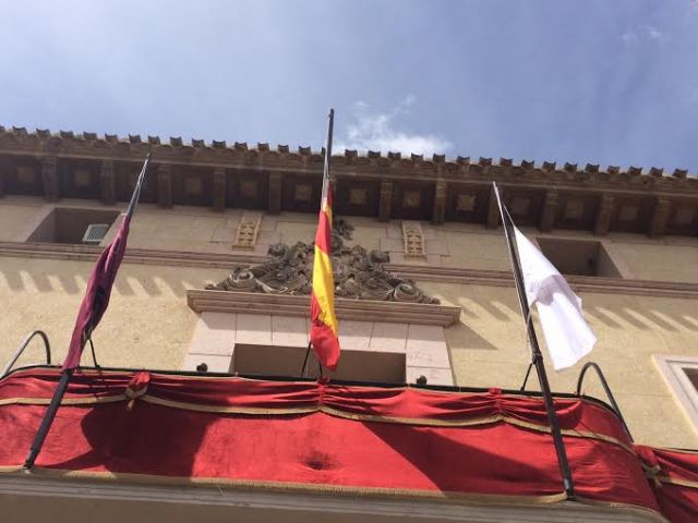 Se guarda un minuto de silencio en memoria de las víctimas del accidente aéreo en Los Alpes, Foto 6