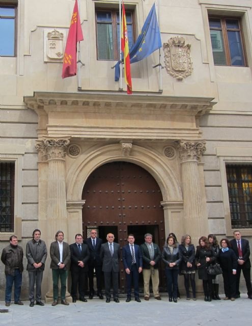 El presidente del Ejecutivo regional, Alberto Garre, participó hoy  en la  convocatoria de un minuto de silencio en señal de duelo por las víctimas del accidente aéreo ocurrido ayer en los Alpes franceses., Foto 1