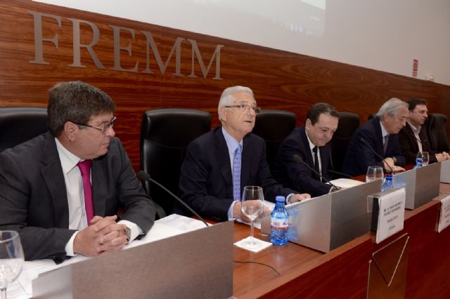 Los empresarios del metal guardan un minuto de silencia al inicio de la asamblea, en recuerdo de las víctimas del accidente de avión - 2, Foto 2