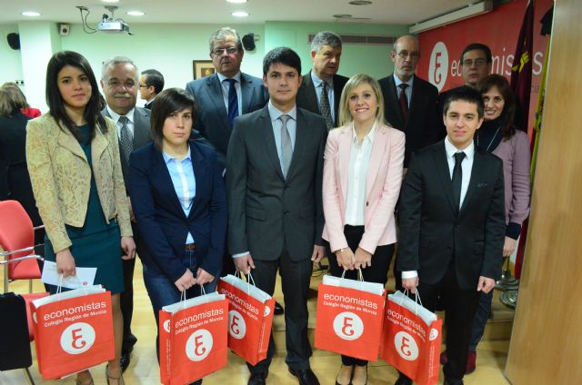 El Colegio de Economistas ha otorgado los premios economia y empresa a los alumnos con los mejores expedientes académicos de las universidades - 1, Foto 1
