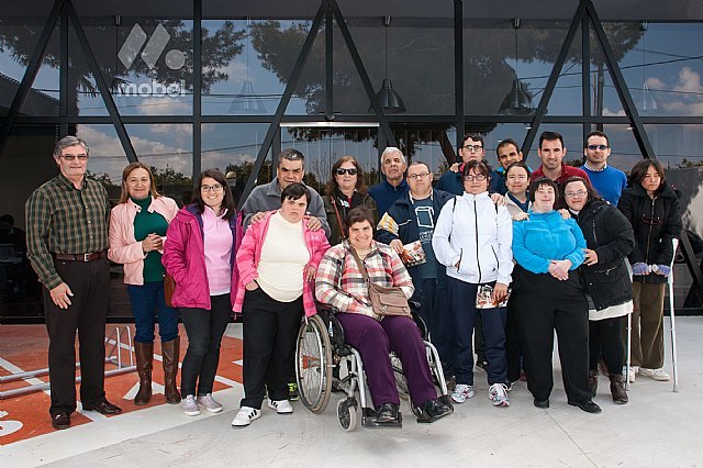 Usuarios y monitores del Centro Ocupacional “José Moya” visitan las instalaciones de MOBEL SPORT, Foto 3