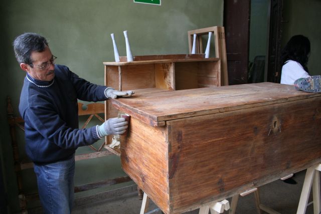 Cáritas Cehegín y la Concejalía de Servicios Sociales promueven la inserción laboral a través de un taller de restauración de muebles - 4, Foto 4