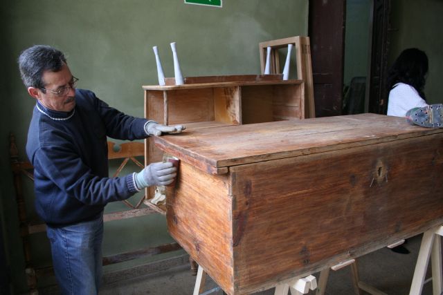 Cáritas Cehegín y la Concejalía de Servicios Sociales promueven la inserción laboral a través de un taller de restauración de muebles - 4, Foto 4