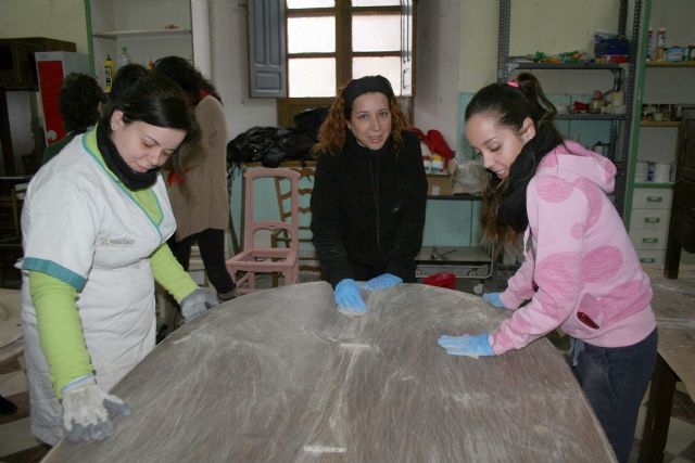 Cáritas Cehegín y la Concejalía de Servicios Sociales promueven la inserción laboral a través de un taller de restauración de muebles - 5, Foto 5