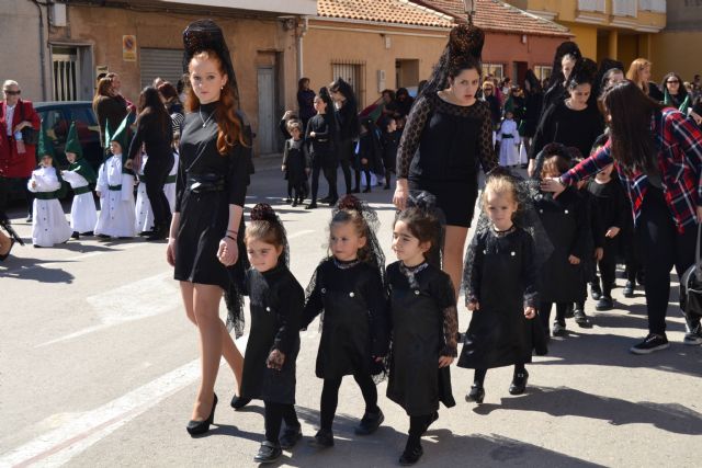 Los alumnos del colegio San Pedro Apóstol trasladan en procesión la imagen de San Juan Evangelista - 1, Foto 1