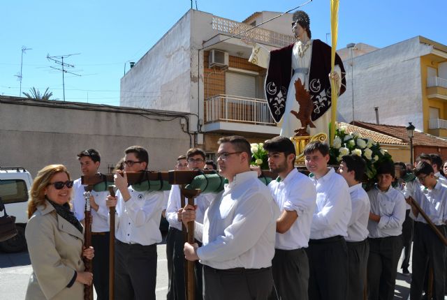 Los alumnos del colegio San Pedro Apóstol trasladan en procesión la imagen de San Juan Evangelista - 2, Foto 2