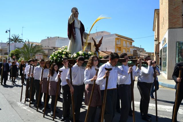Los alumnos del colegio San Pedro Apóstol trasladan en procesión la imagen de San Juan Evangelista - 3, Foto 3