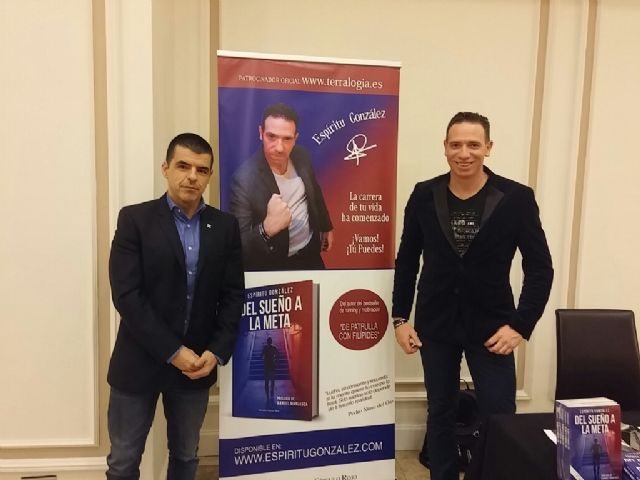 El escritor y policía local de Torre-Pacheco, Espíritu González triunfa con “Del sueño a la meta” - 1, Foto 1