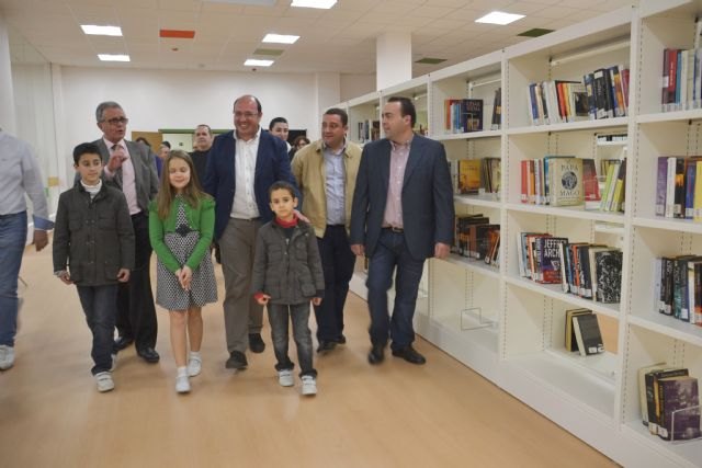 Pedro Antonio Sánchez destaca en la inauguración de la Biblioteca de Abarán que la cultura cercana es la cultura viva - 2, Foto 2