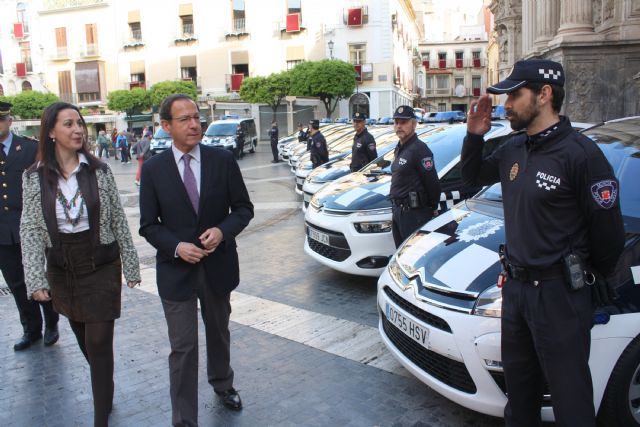 El Alcalde presenta los 39 vehículos que se incorporan a la flota de la Policía Local para reforzar la seguridad en barrios y pedanías - 1, Foto 1