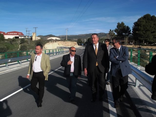 El consejero de Fomento y el alcalde de Moratalla inauguran el puente de la rambla del Comendador - 1, Foto 1