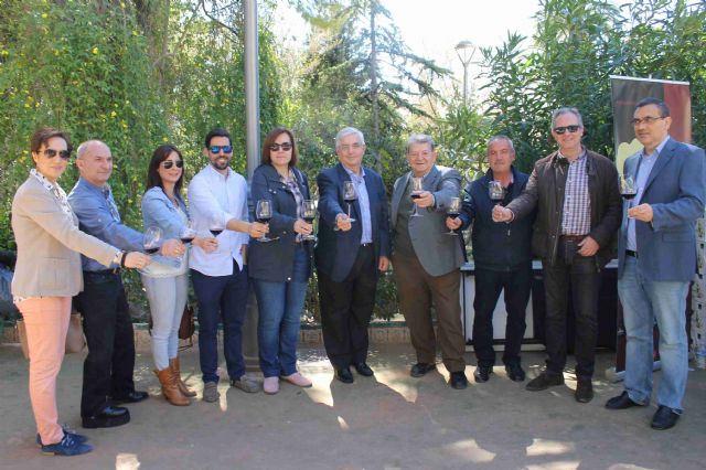 La Miniferia del Vino de Semana Santa trae a Jumilla a cientos de personas de la Región y comunidades vecinas - 2, Foto 2