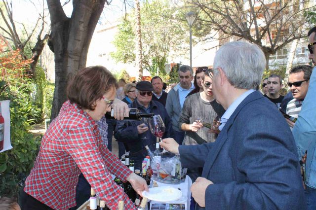 La Miniferia del Vino de Semana Santa trae a Jumilla a cientos de personas de la Región y comunidades vecinas - 4, Foto 4