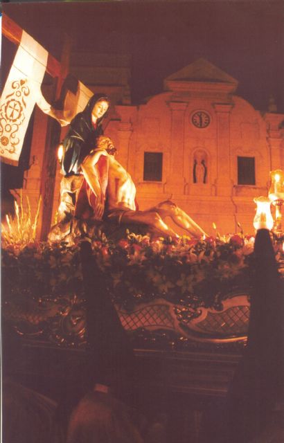 La procesión penitencial de la Cofradía del Santo Entierro, protagonizada por la imagen del Cristo Yacente, se celebra el Viernes Santo - 2, Foto 2