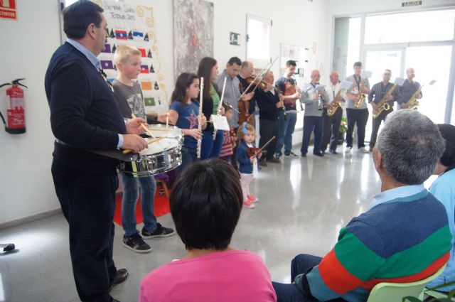 La Orquesta de La Dolorosa ofrece un mini-concierto a los usuarios del Centro de Día de Personas con Enfermedad Mental y Centro Ocupacional José Moyá Trilla, Foto 3