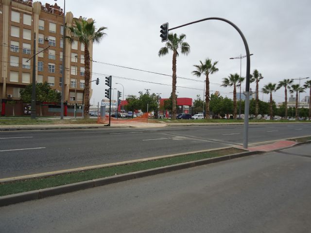 La avenida Juan Carlos I y la calle Umbrete ya cuentan con nuevos pasos de peatones semaforizados - 1, Foto 1