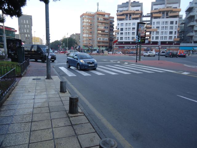 La avenida Juan Carlos I y la calle Umbrete ya cuentan con nuevos pasos de peatones semaforizados - 2, Foto 2