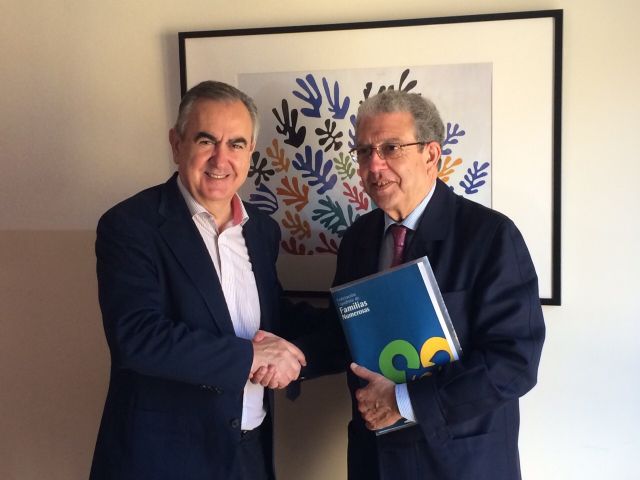 González Tovar se compromete a apoyar a las familias numerosas de la Región con bonificaciones y exenciones de tasas - 1, Foto 1