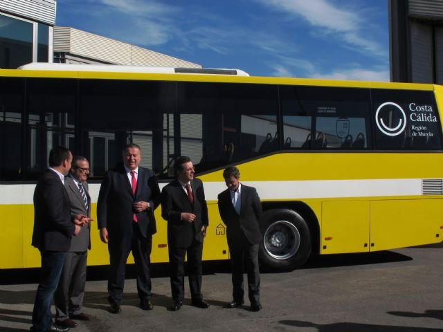 Bernabé aplaude la nueva imagen y la renovación de la flota de autobuses de LAT - 1, Foto 1