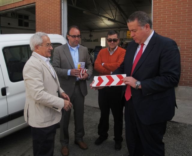 Fomento adquiere un centenar de placas señalizadoras para prevenir atropellos y mejorar la seguridad en su flota de vehículos - 2, Foto 2