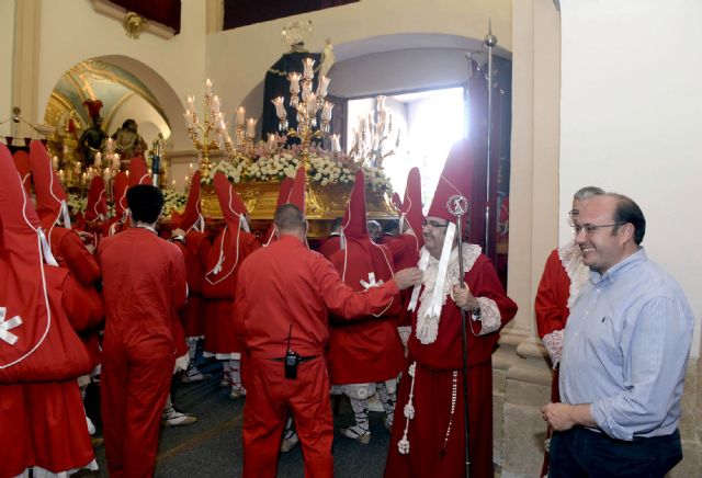 El consejero de Cultura, Pedro Antonio Sánchez, asistió esta tarde a los preparativos y a la salida de la procesión de ´Los Coloraos´ - 1, Foto 1