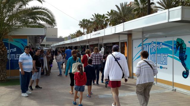 La Feria Outlet inunda la explanada Bernuevo durante todo el puente en Santiago de la Ribera - 3, Foto 3