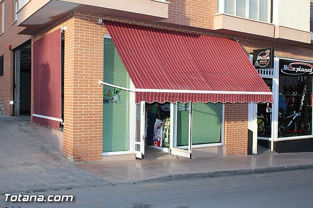 Abre sus puertas Animalicos Totana, una tienda especializada en alimentación de mascotas y animales de granja, Foto 1