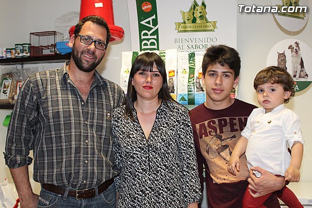 Abre sus puertas Animalicos Totana, una tienda especializada en alimentación de mascotas y animales de granja, Foto 2