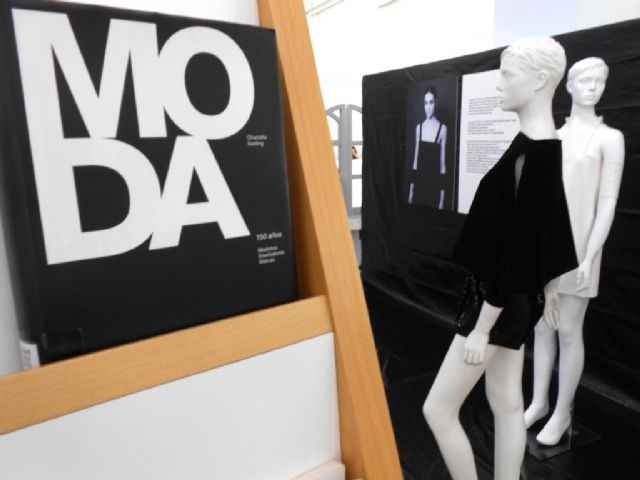 La diseñadora murciana Constanza Mas ´desfila´ en la Pasarela BRMU de la Biblioteca Regional - 1, Foto 1