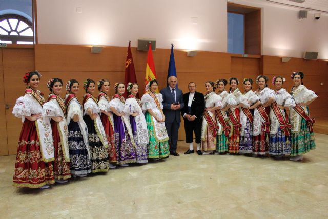 El presidente Garre invita a la Reina de la Huerta y a sus damas de honor a que muestren todas las virtudes de la Región - 1, Foto 1
