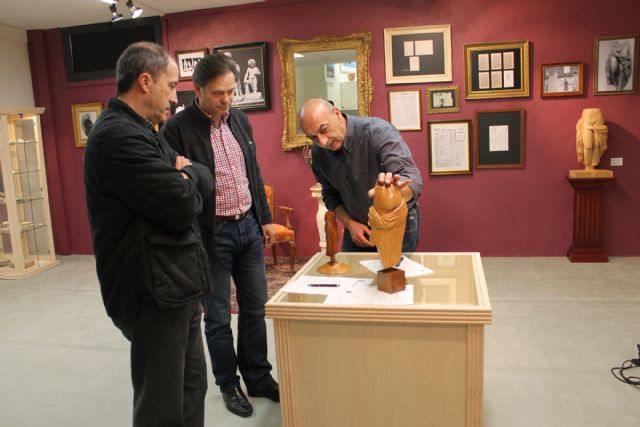 El artesano Nardi dona al Ayuntamiento de Bullas la figura de la Venus hecha en madera en varios tamaños y de gran valor artístico - 1, Foto 1