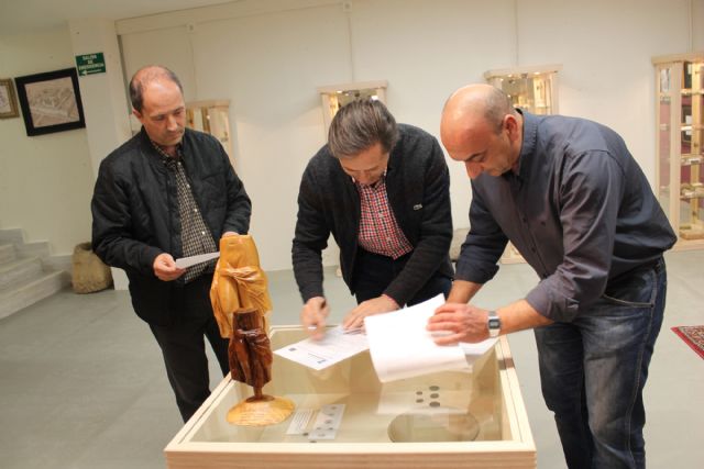 El artesano Nardi dona al Ayuntamiento de Bullas la figura de la Venus hecha en madera en varios tamaños y de gran valor artístico - 2, Foto 2