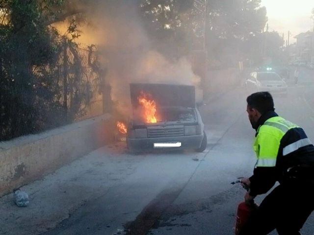 Bomberos y Policía Local sofocan el incendio de un vehículo en la carretera de La Santa, en las proximidades de la Cruz de la Misión, Foto 1