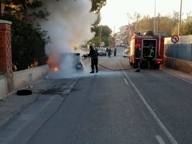 Bomberos y Policía Local sofocan el incendio de un vehículo en la carretera de La Santa, en las proximidades de la Cruz de la Misión, Foto 2