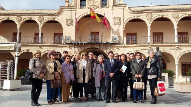 El Alcalde de Lorca acude al minuto de silencio por las víctimas de la violencia de género organizado por la Federación de Organizaciones de Mujeres de Lorca - 1, Foto 1