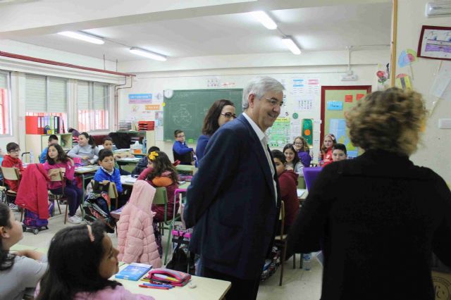 El alcalde visita a los escolares del CEIP Príncipe Felipe para conocer su proyecto emprendedor Ecoprinquin - 2, Foto 2