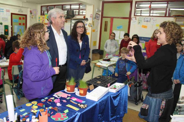 El alcalde visita a los escolares del CEIP Príncipe Felipe para conocer su proyecto emprendedor Ecoprinquin - 4, Foto 4