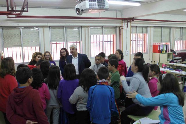 El alcalde visita a los escolares del CEIP Príncipe Felipe para conocer su proyecto emprendedor Ecoprinquin - 5, Foto 5