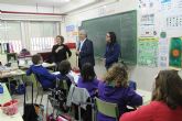 El alcalde visita a los escolares del CEIP Príncipe Felipe para conocer su proyecto emprendedor 