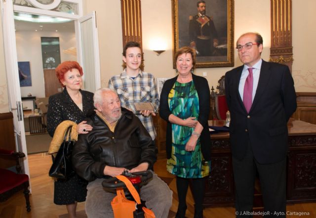 La patronal contra incendios reconoce el mérito del muchacho que salvó a sus abuelos - 1, Foto 1