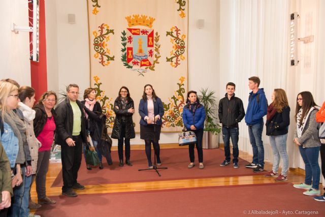 Una docena de alumnos franceses, en el Palacio Consistorial - 1, Foto 1
