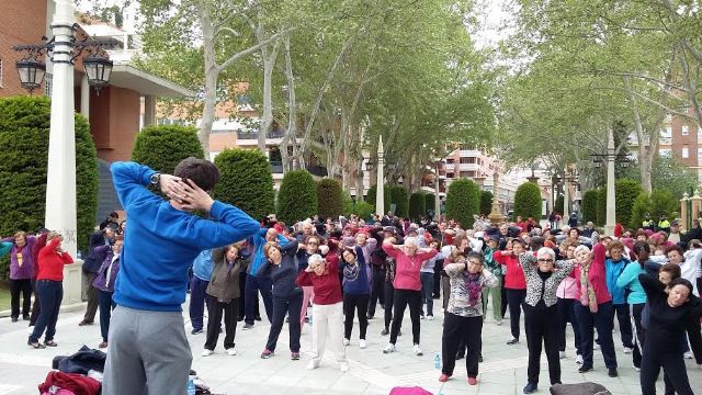 La master class de gerontogimnasia, incluida dentro de la II Muestra de actividades del Envejecimiento Activo, reúne a 300 mayores de diferentes zonas del municipio - 1, Foto 1