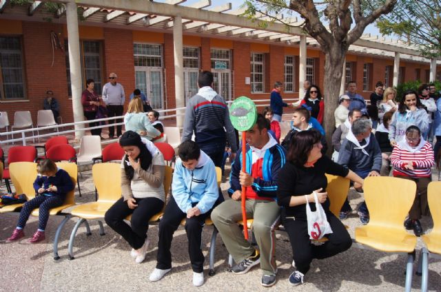 Usuarios de los Centros de Día con Enfermedad Mental y Ocupacional José Moyá Trilla disfrutan de su particular Entierro de la Sardina, Foto 5