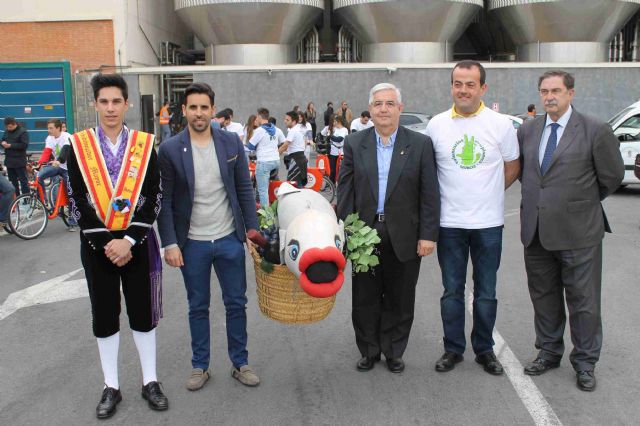 El alcalde y los vendimiadores mayores e infantiles hacen entrega de la Sardina 2015 a la ciudad de Murcia para que den comienzo las fiestas - 1, Foto 1