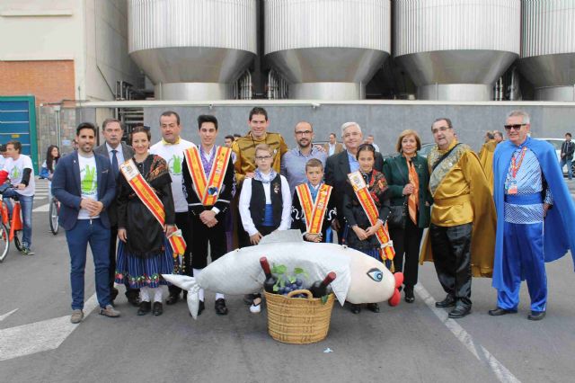 El alcalde y los vendimiadores mayores e infantiles hacen entrega de la Sardina 2015 a la ciudad de Murcia para que den comienzo las fiestas - 3, Foto 3