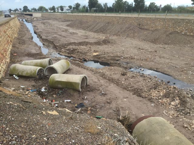 Juan Manuel Cabrera (UPyD) exige una solución inmediata a los problemas de malos olores y medioambientales derivados del vertido producido en la rambla de Tiata - 1, Foto 1